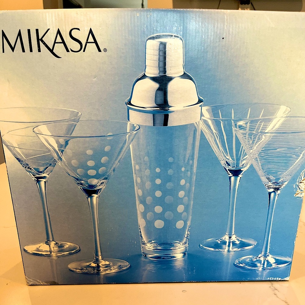 MIKASA Cheers Martini Glasses, Set Of 4 w/shaker, new in original packaging